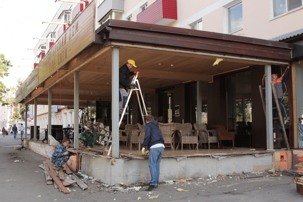 Корень зла: Фотокорреспондент «bc» отправился посмотреть, как идет демонтаж незаконного пристроя к «Кофе-Сити»