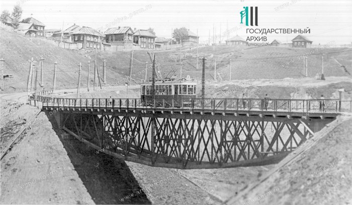 Впереди только рельсы и провода