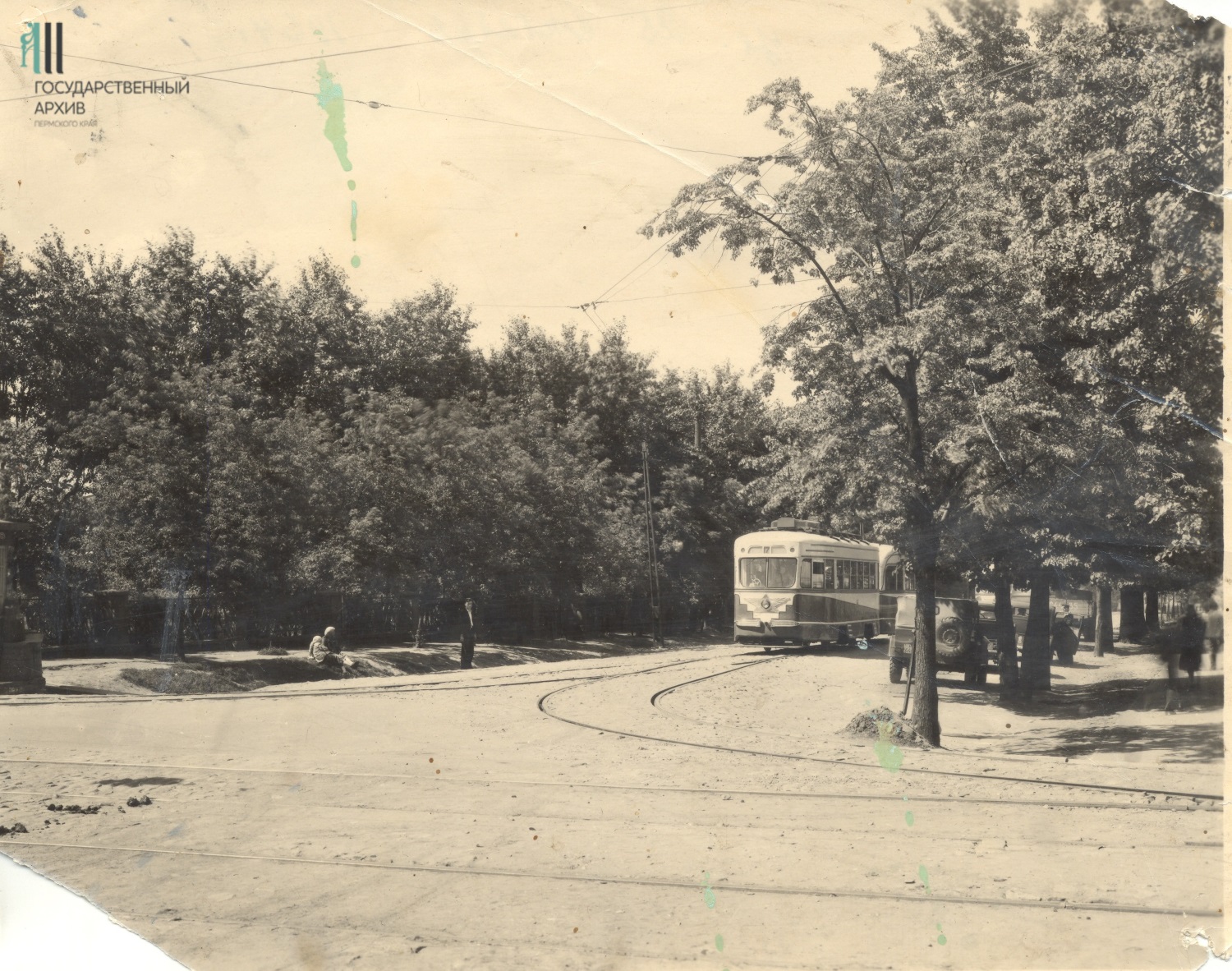 Впереди только рельсы и провода