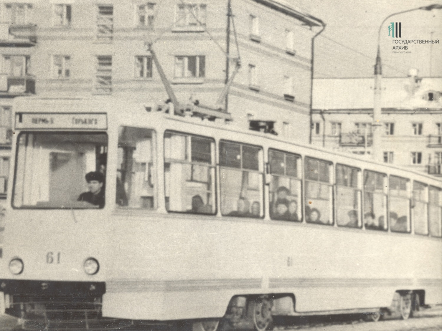 Впереди только рельсы и провода