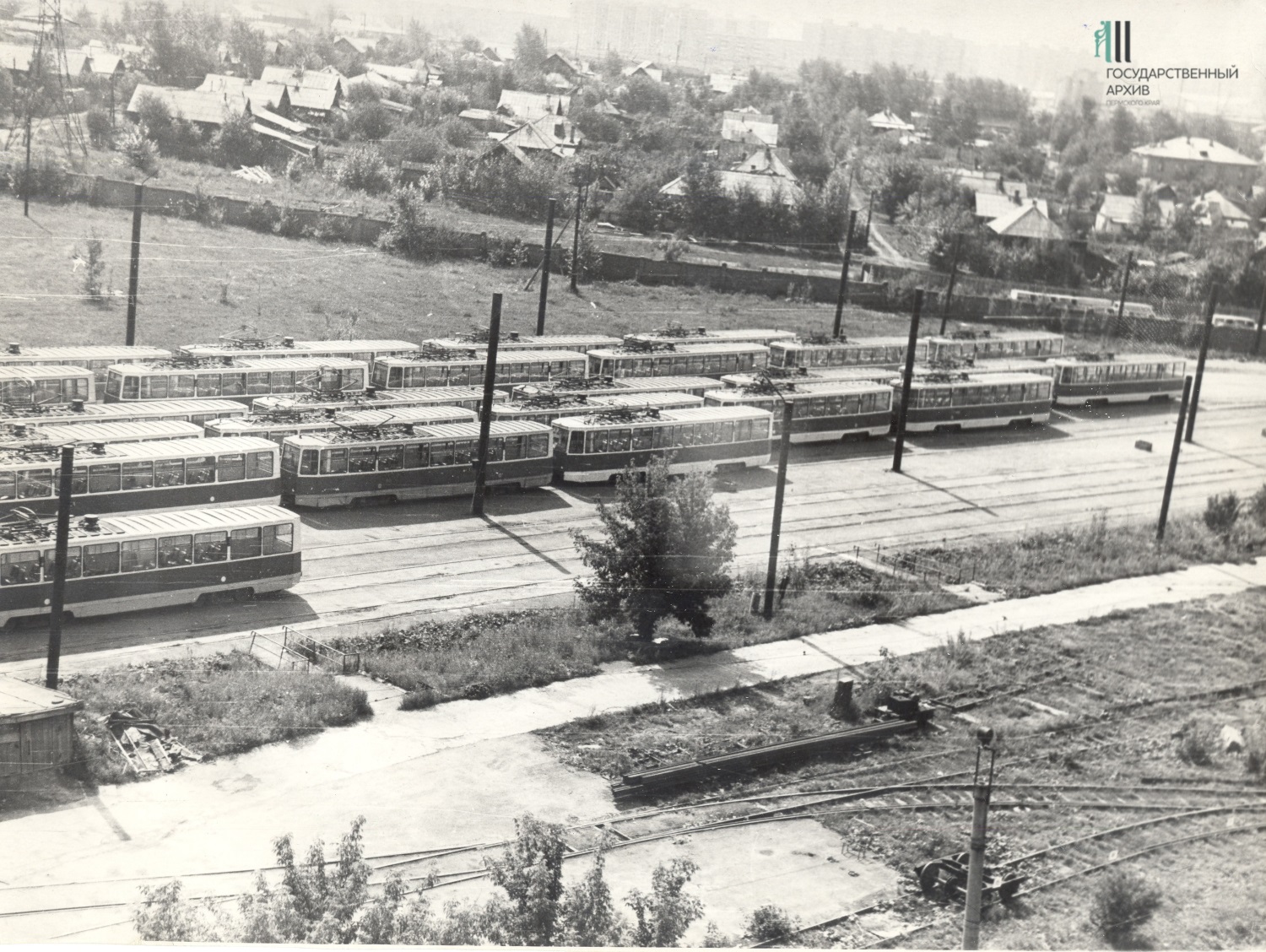 Впереди только рельсы и провода