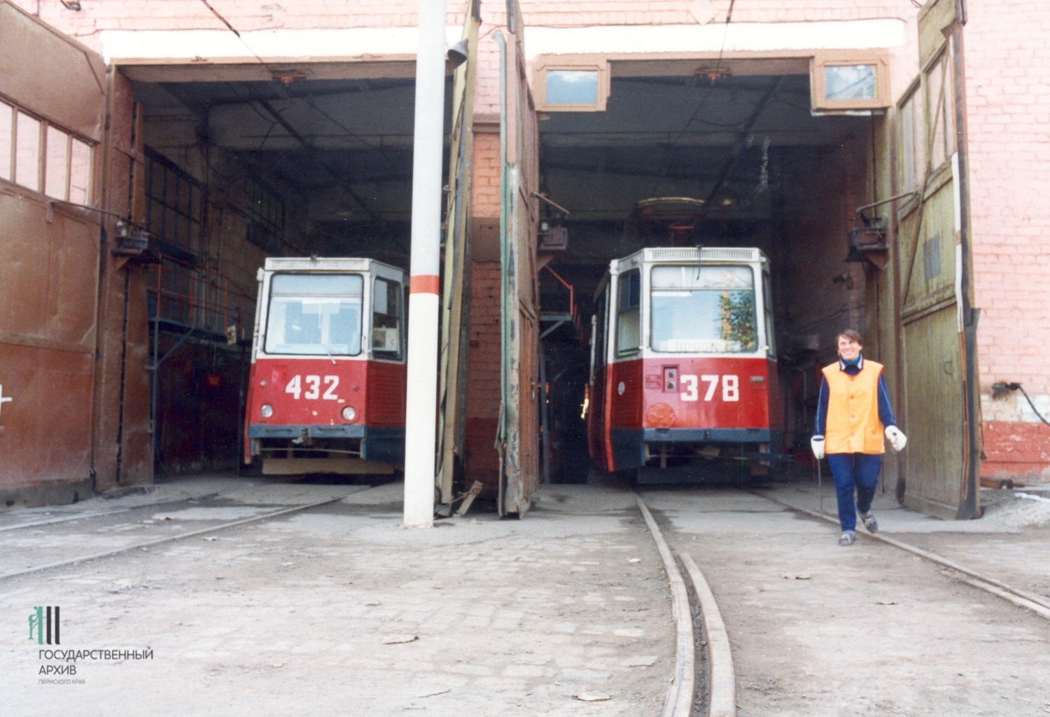 Впереди только рельсы и провода