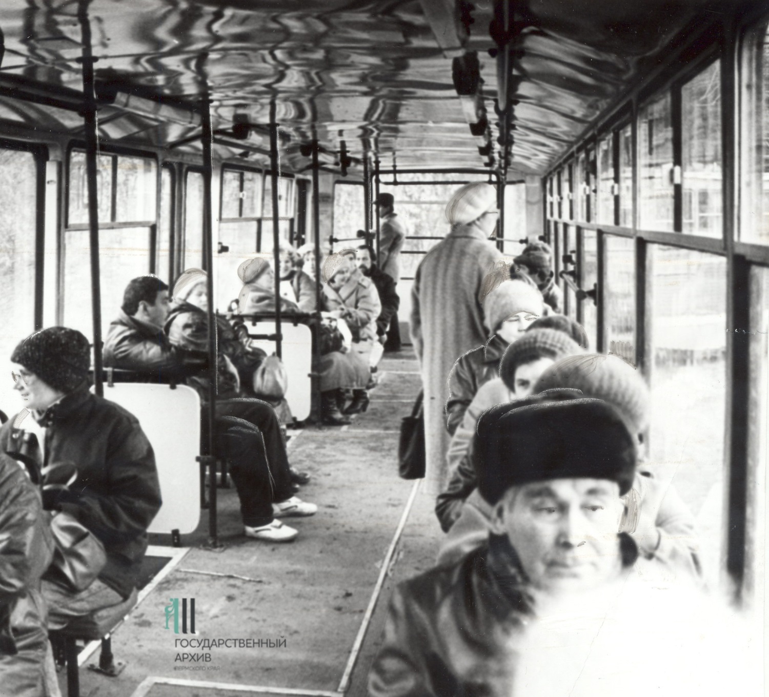 Впереди только рельсы и провода