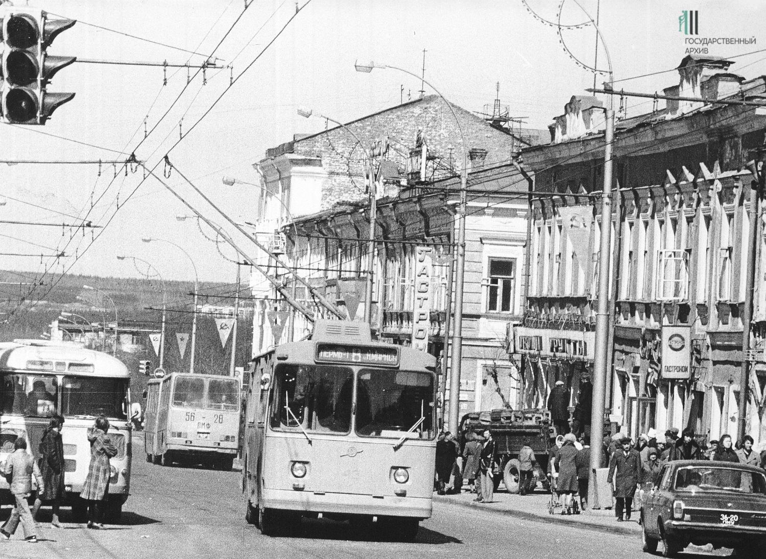 Впереди только рельсы и провода