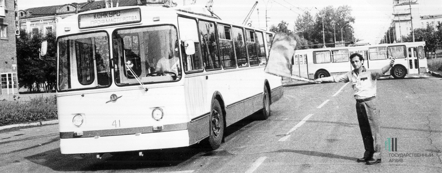 Впереди только рельсы и провода