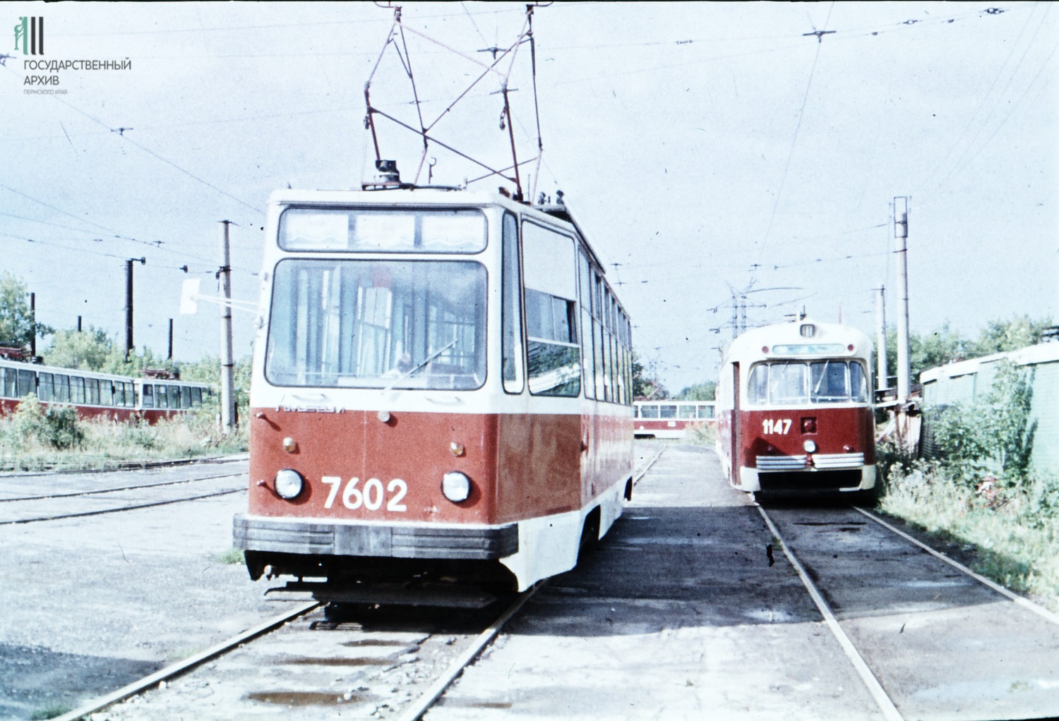 Впереди только рельсы и провода