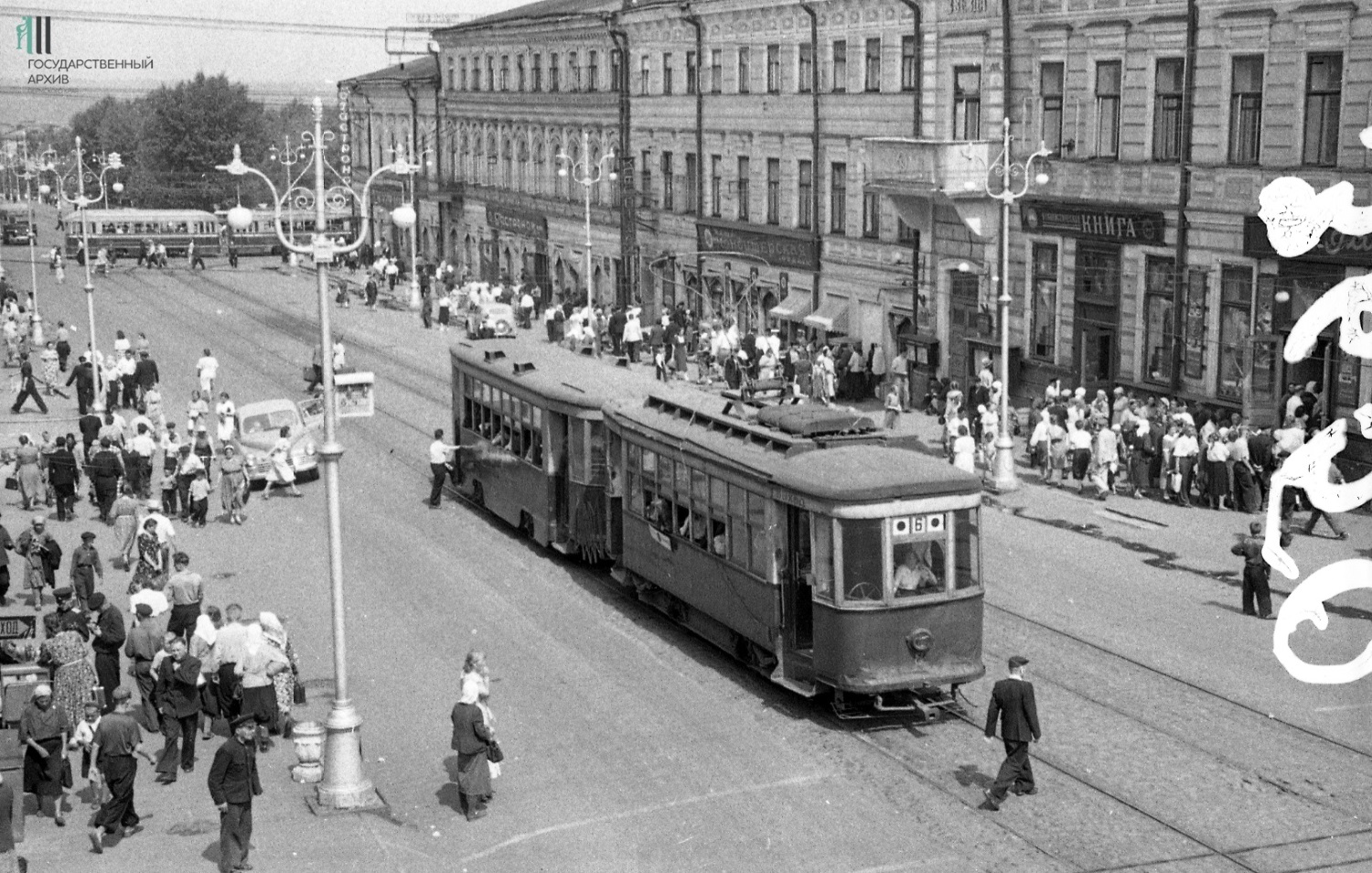 Впереди только рельсы и провода