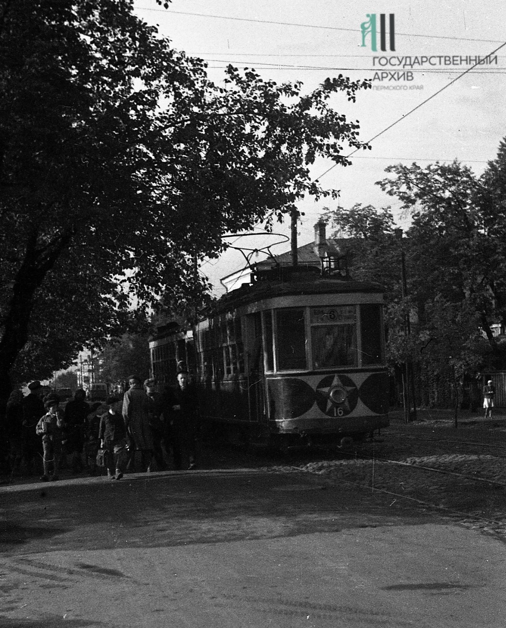 Впереди только рельсы и провода