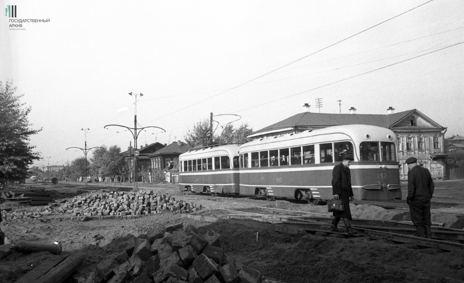 Впереди только рельсы и провода