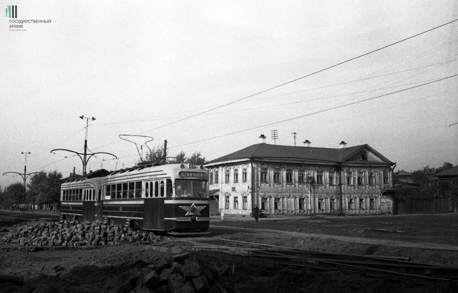 Впереди только рельсы и провода