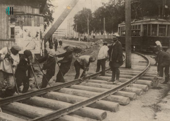 Впереди только рельсы и провода