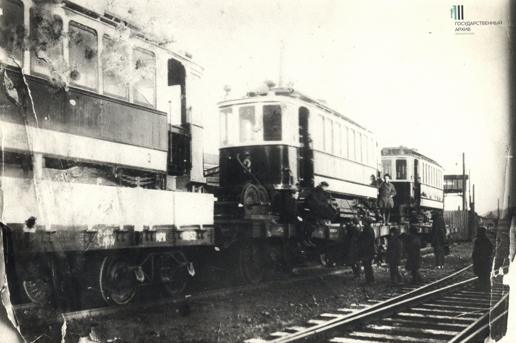 Впереди только рельсы и провода