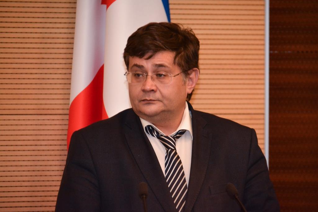 Тесно для дискуссий