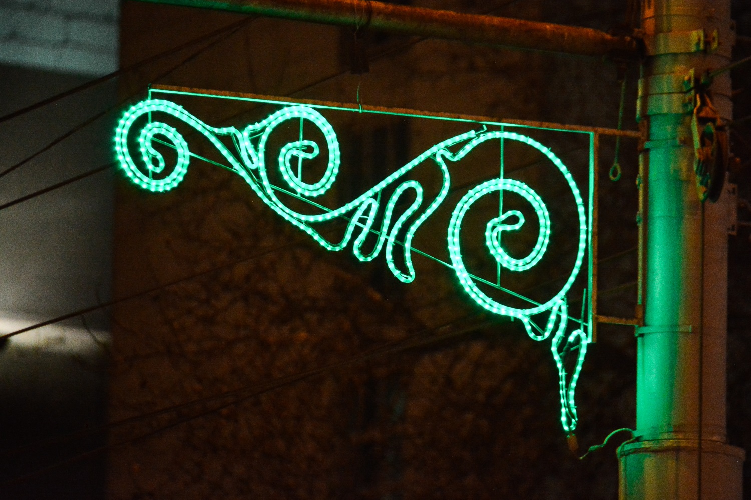 Фонари, елки и «райское дерево»: Пермь активно украшают к Новому году