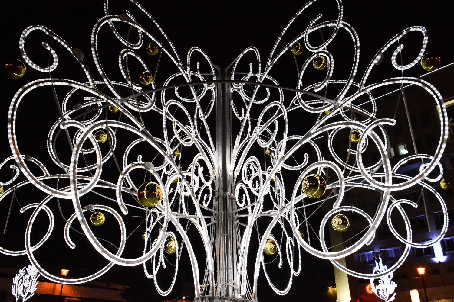 Фонари, елки и «райское дерево»: Пермь активно украшают к Новому году