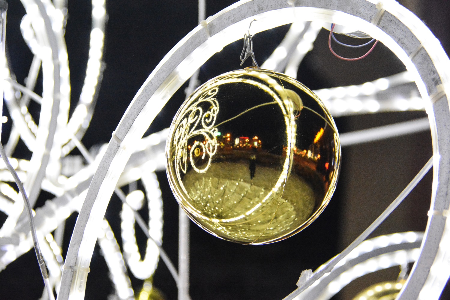 Фонари, елки и «райское дерево»: Пермь активно украшают к Новому году