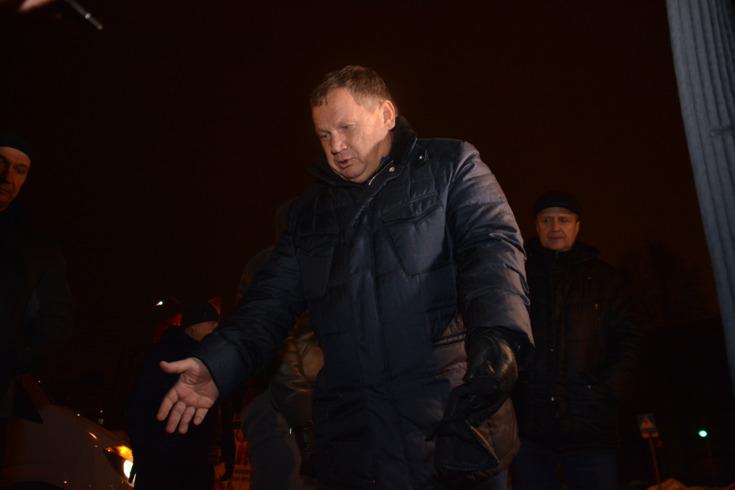 Депутаты и чиновники собственными ногами оценили качество уборки тротуаров в Перми, поговорили с людьми и поразились льду