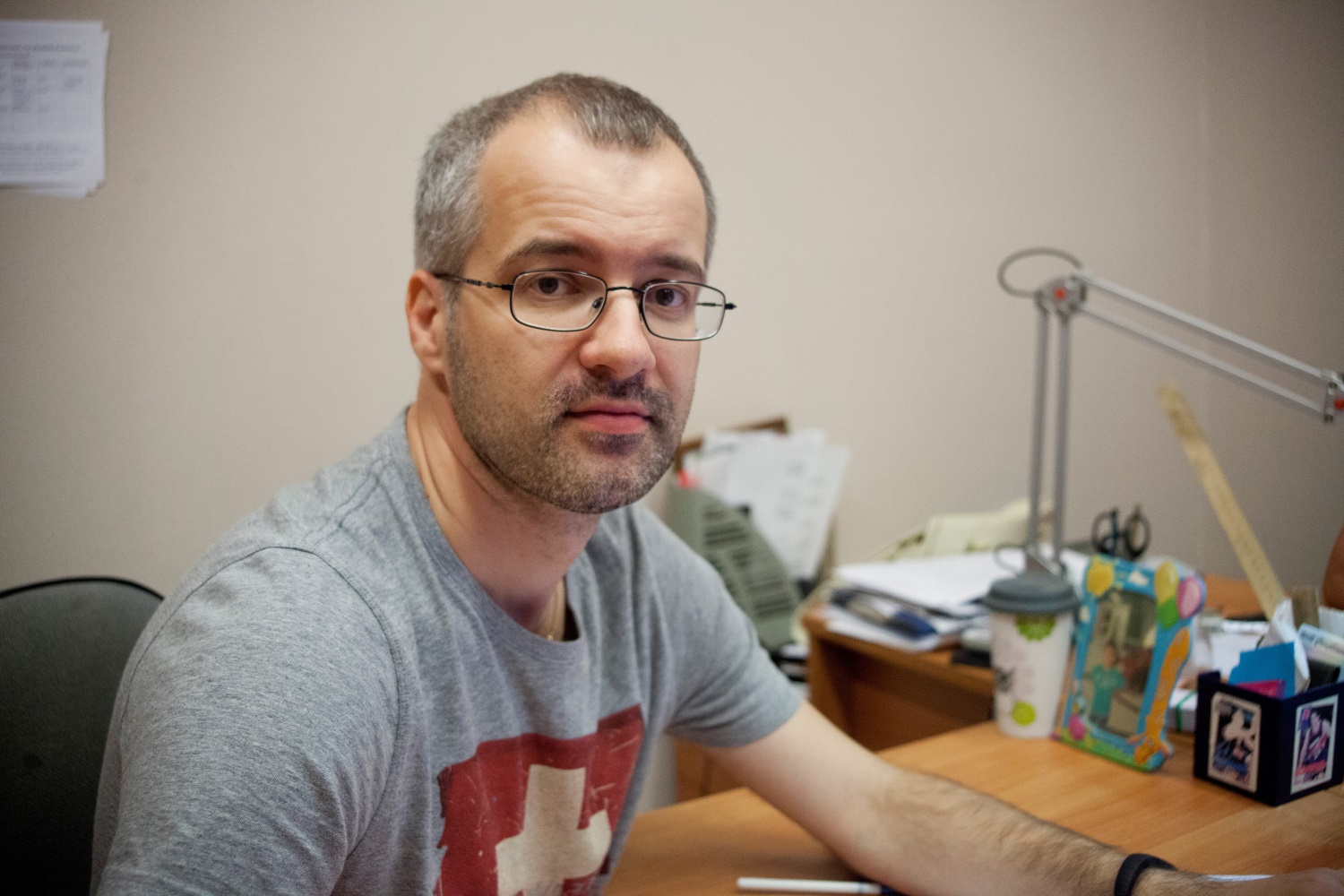 Выйти из-под ковра