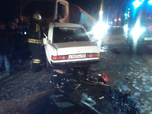 На трассе Кунгур-Соликамск Mercedes врезался в фуру: водитель легковушки погиб