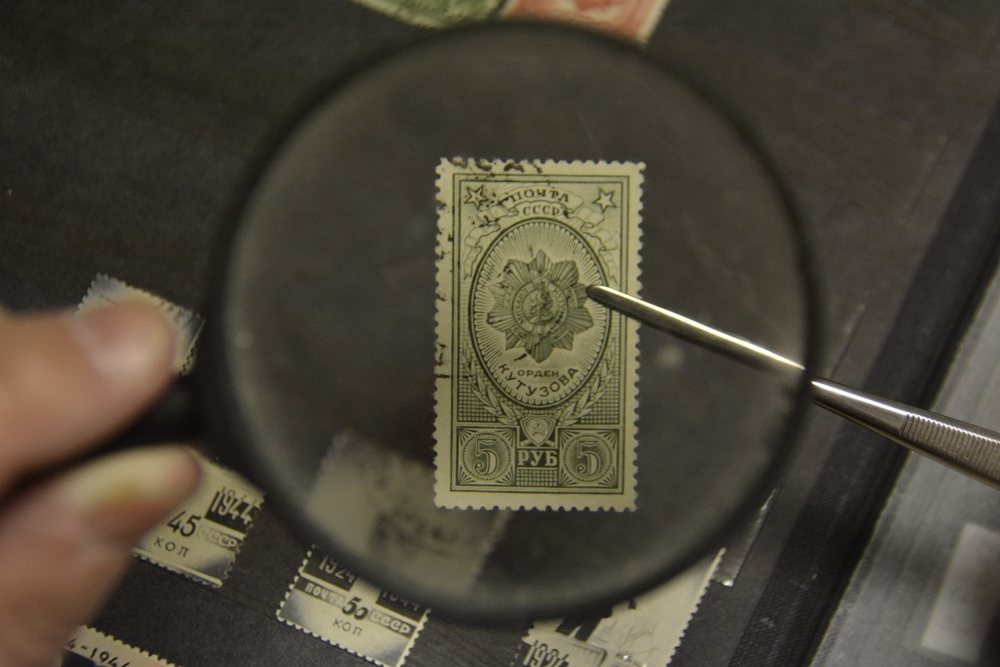 С пинцетом и лупой