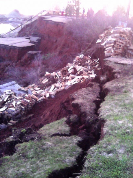 обрушение горной породы дагестан. селевой поток в алматы 1921. обвал районы. оползни в россии ульяновск. оползень на дороге.