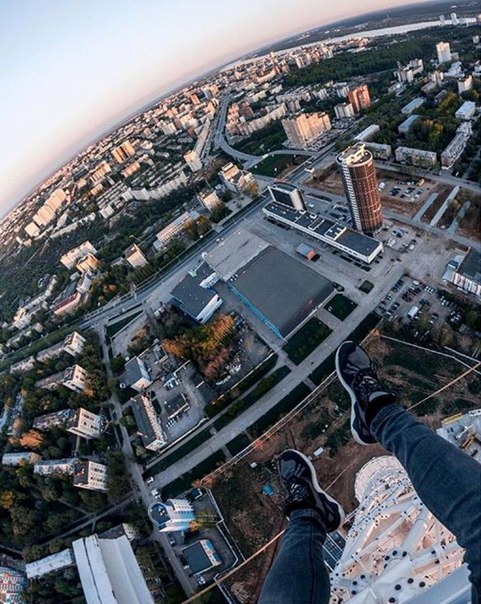 Руферы забрались на строящуюся телебашню в Перми