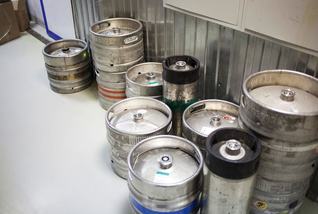 ПЭТ по горло. Производство и продажу пива в больших пластиковых бутылках запретят в 2017 году