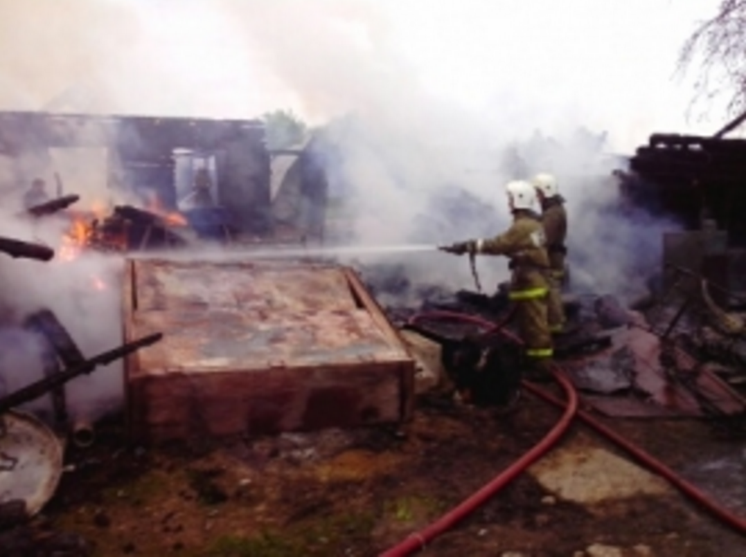 ​Три жилых дома сгорели в поселке Кордон Пермского края