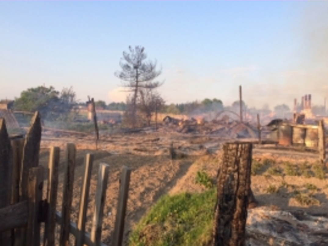 ​Три жилых дома сгорели в поселке Кордон Пермского края