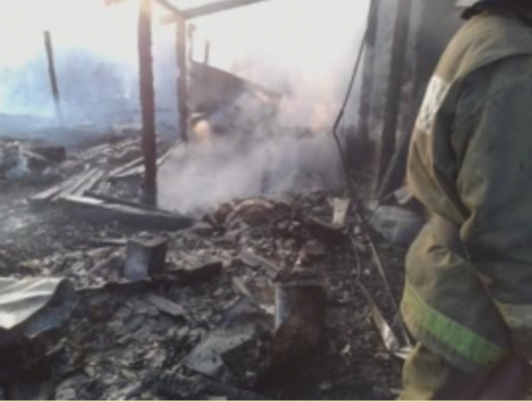 ​Три жилых дома сгорели в поселке Кордон Пермского края