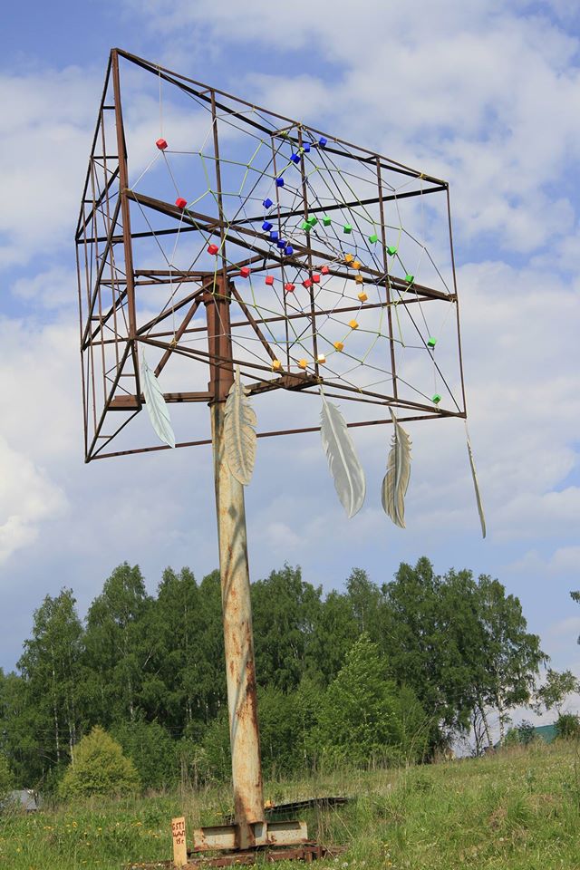 Уличный художник превратил заброшенный рекламный щит на трассе Пермь-Кудымкар в древний амулет