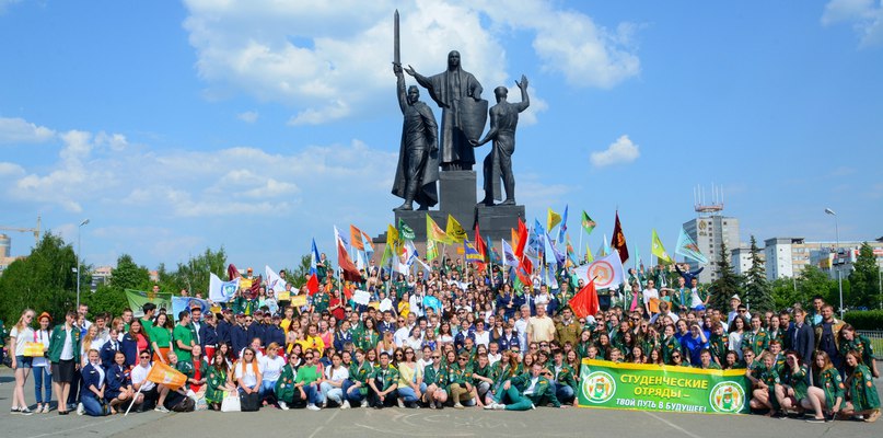 По центру Перми прошли маршем студенческие отряды