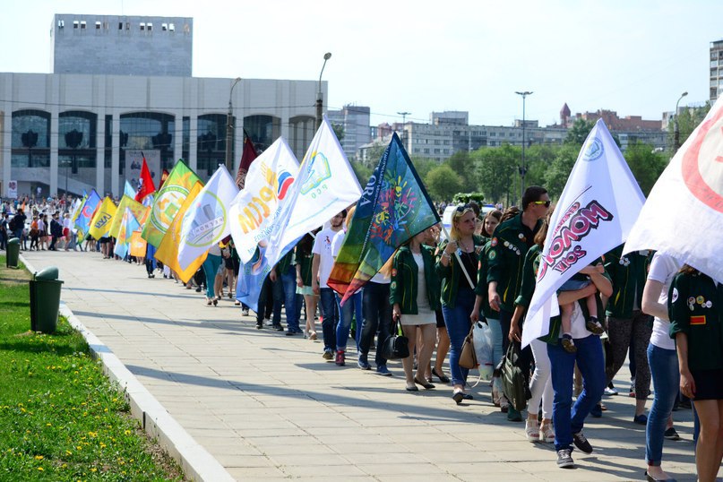 По центру Перми прошли маршем студенческие отряды