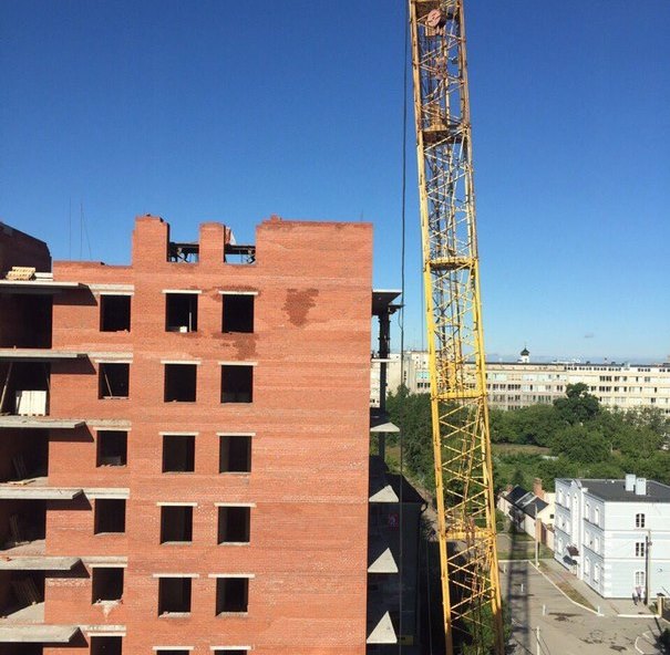 Строительный кран на ул. Осинская выровняли и закрепили