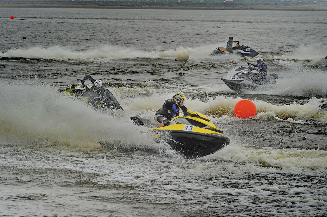 Гонки на воде и танцы у фонтана. Дайджест событий жарких выходных