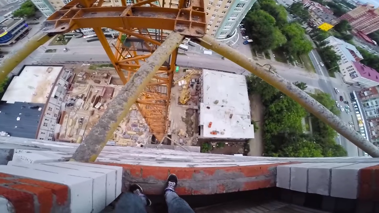 Руферы сняли на видео, как забрались на стрелу строительного крана в Перми