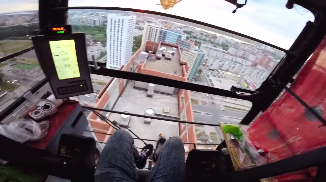 Руферы сняли на видео, как забрались на стрелу строительного крана в Перми