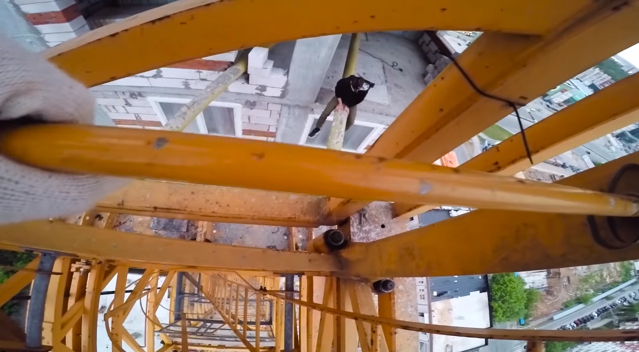 Руферы сняли на видео, как забрались на стрелу строительного крана в Перми