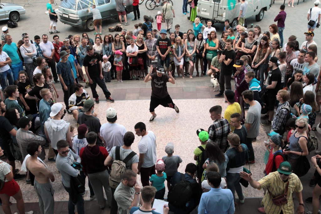 Фестиваль «Ночи-Ночи» в Перми открылся танцами на площади и выставкой 18+