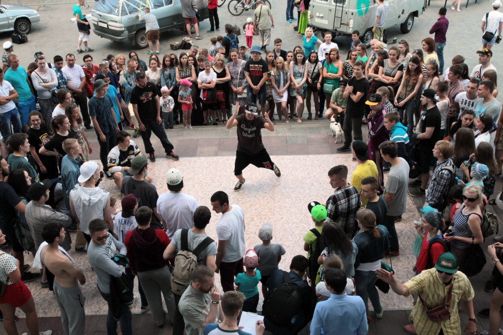 Фестиваль «Ночи-Ночи» в Перми открылся танцами на площади и выставкой 18+