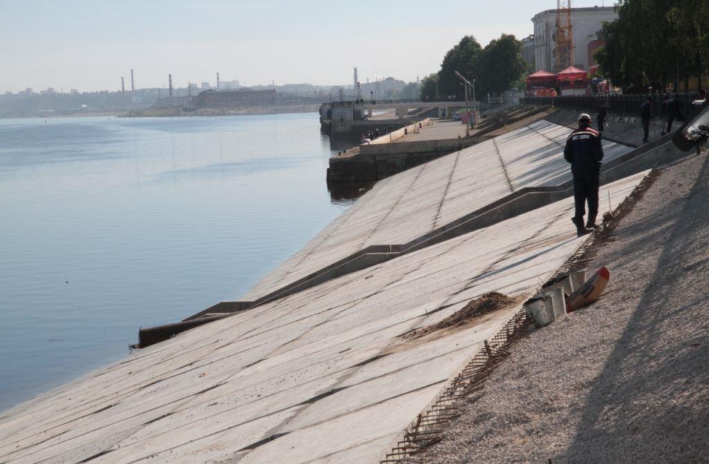 Камни на Каме. Депутаты гордумы проинспектировали ход капремонта набережной и остались довольны