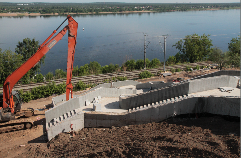 Камни на Каме. Депутаты гордумы проинспектировали ход капремонта набережной и остались довольны