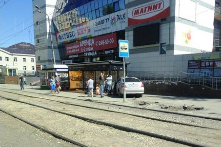 В Перми автомобиль «Лифан» врезался в трамвайную остановку