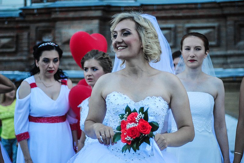 В ЗАГС Перми пришла невеста в синем платье