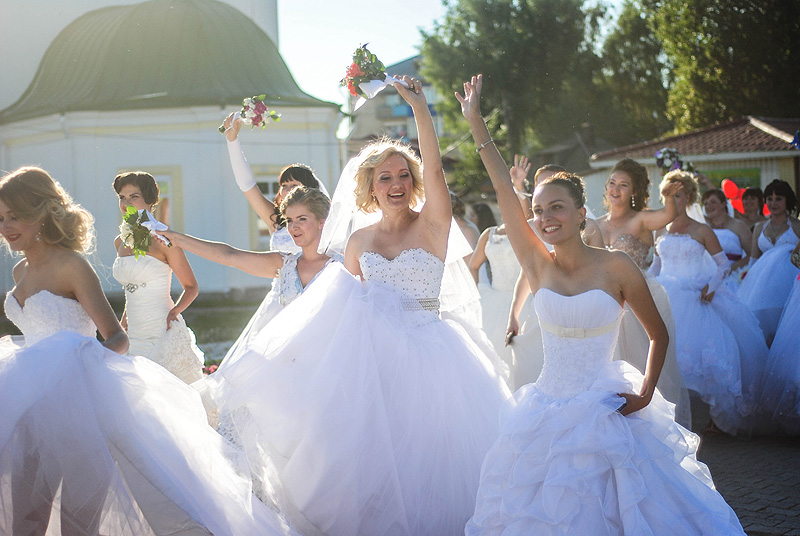 В ЗАГС Перми пришла невеста в синем платье