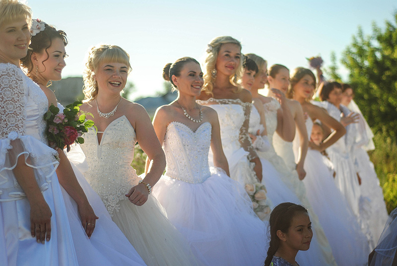 В ЗАГС Перми пришла невеста в синем платье