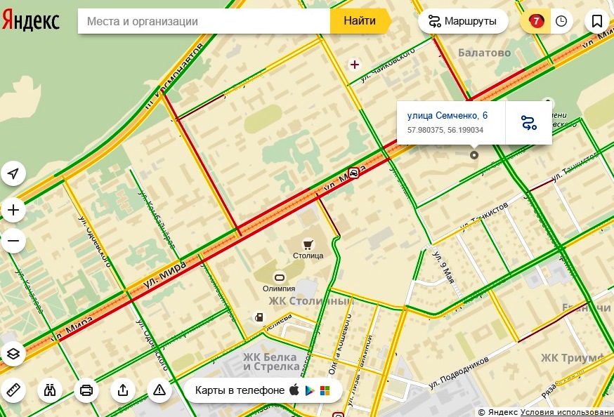 В Перми поваленное ураганом дерево перекрыло улицу Мира