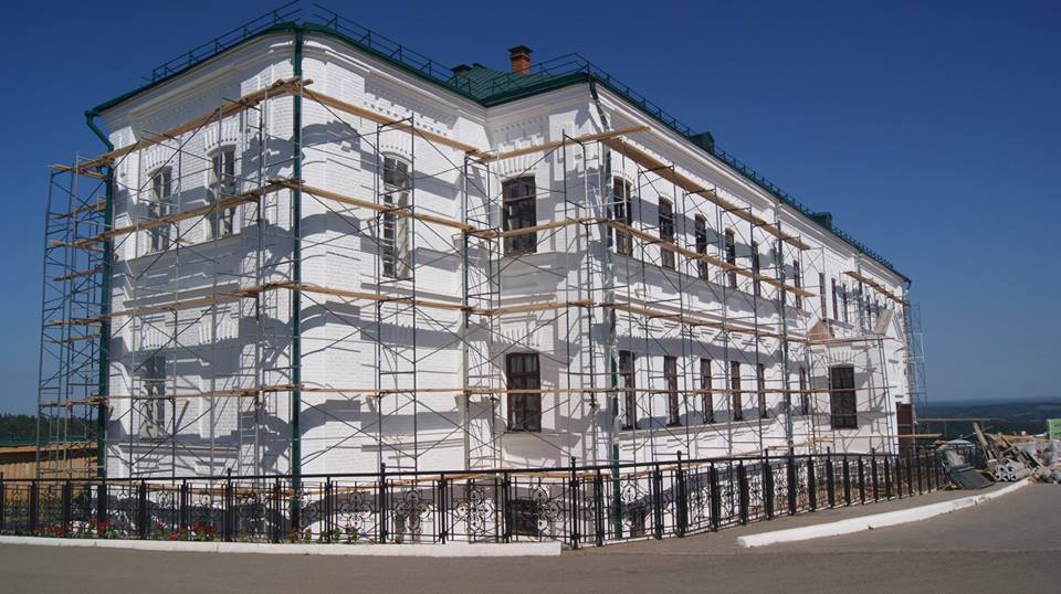 Сняли краску и укрепляют кладку: в Прикамье реставрируют собор Белогорского монастыря