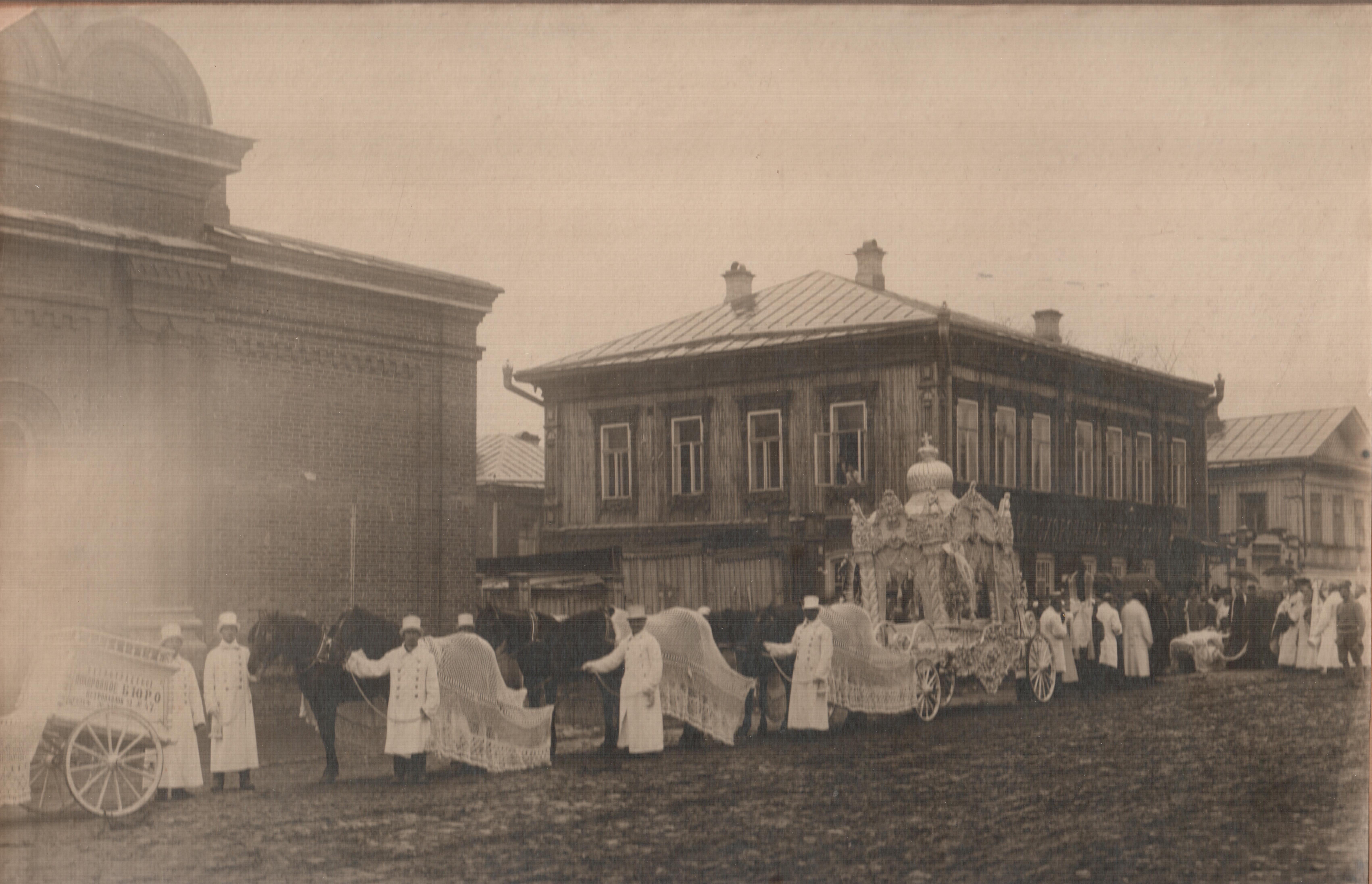 Больше тысячи старых фотографий: Пермской епархии достался уникальный архив со снимками священников
