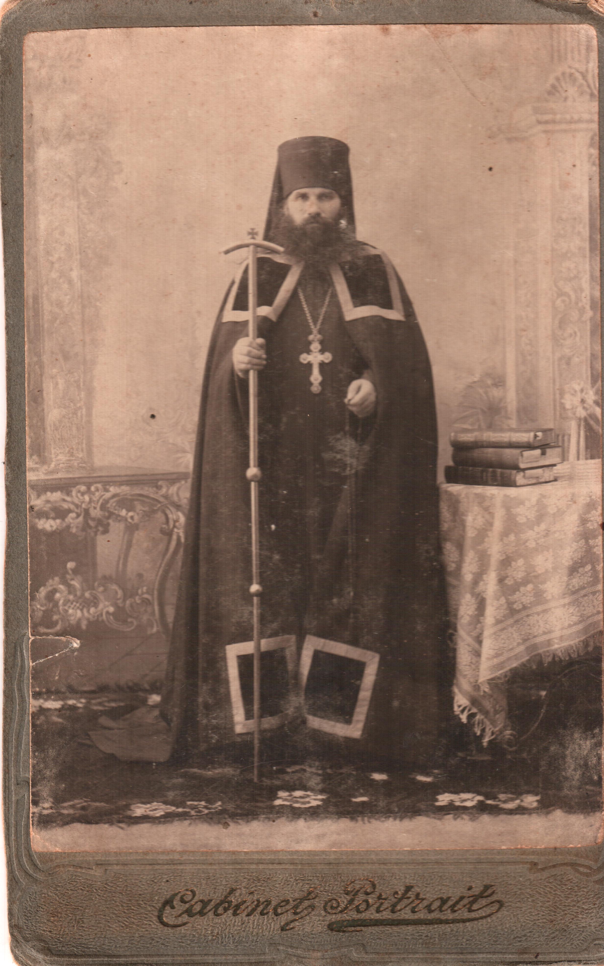 Больше тысячи старых фотографий: Пермской епархии достался уникальный архив со снимками священников